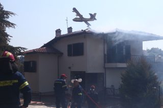 Ρίψεις νερού αέρος-εδάφους για να σωθεί κατοικία στον Τρίλοφο